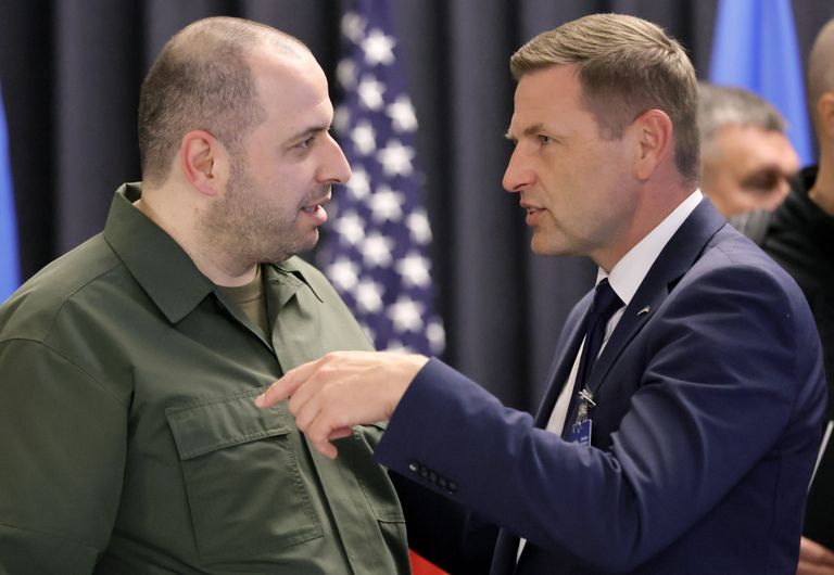 Министр обороны Эстонии Ханно Певкур (справа) разговаривает с министром обороны Украины Рустемом Умеровым, авиабаза Рамштайн, Германия, 19 сентября 2023 года.