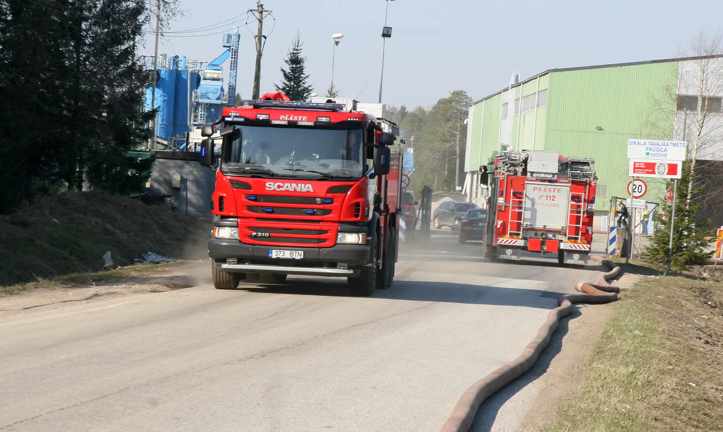 Aastate jooksul on päästjad pidanud kümneid ja kümneid kordi käima Uikala prügilat kustutamas. See foto on tehtud 2019. aasta aprillis, järjekordse põlengu kustutamise ajal.