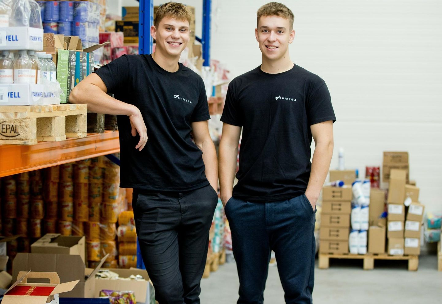 Joosep Kaljula (paremal) ja Oliver Sebastian Lamp pakuvad Sumena vahendusel soodsa hinnaga toidu- ja tarbekaupu, mis on kas ületanud või ületamas parim enne kuupäeva.