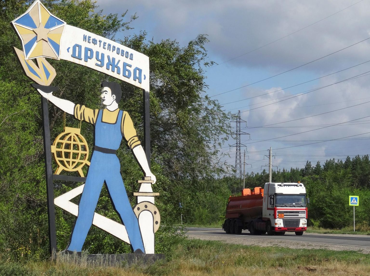Samara lähistel sõidab naftaveok mööda Družba naftajuhtmele viitavast sildist.