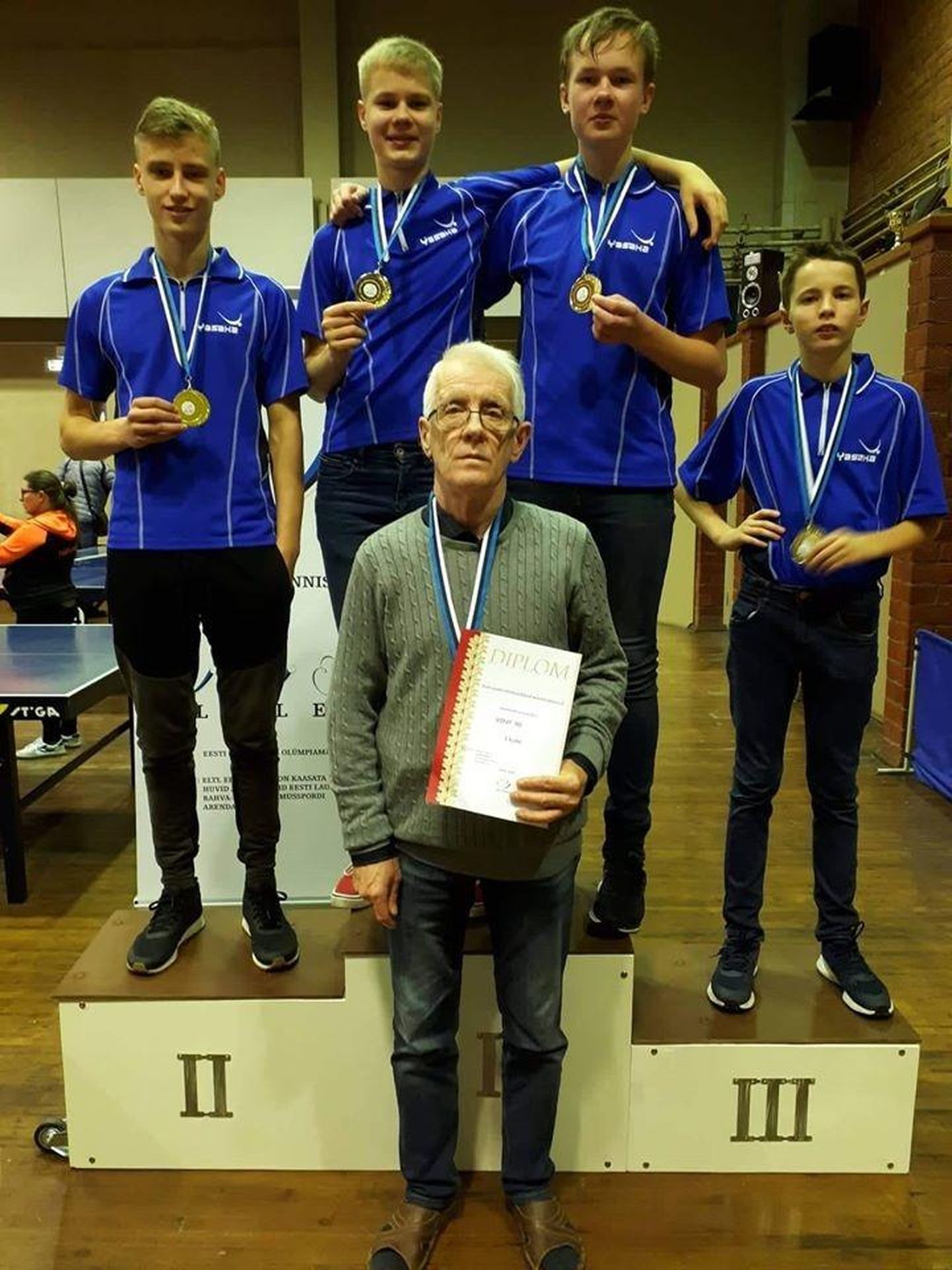 Võidukas Pärnu tiim (vasakult): Ken Talpas-Taltsepp, Mart Luuk, Madis Moos ja Karel Rosin. Esireas treener Peeter Sumre.
