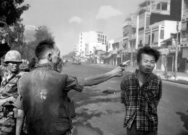 Lõuna-Vietnami kindral Nguyen Ngoc Loan laseb maha Vietkongi ühe juhi Nguyen Van Lemi