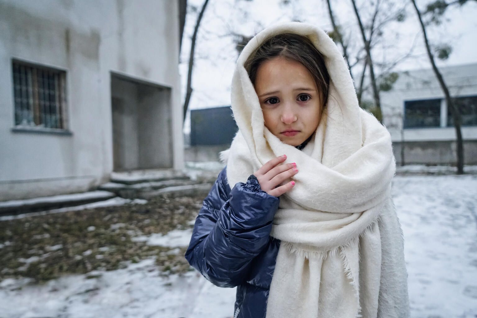 8-летняя Ева в городе Ирпень недалеко от Киева. Ева живет с семьей в модульном городке после того, как во время боев за Ирпень был полностью разрушен их дом. Сейчас Ева делит комнату в 10 квадратных метров со своей мамой Тамарой и старшей сестрой Софией. Киевская область, 21 декабря 2022 года.