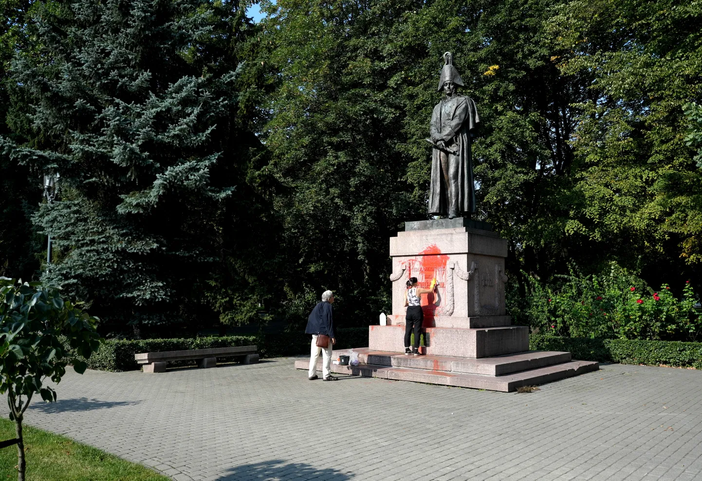 Eelmisel kuul sattus monument rünnaku ohvriks, kui sellel visati punast värvi.