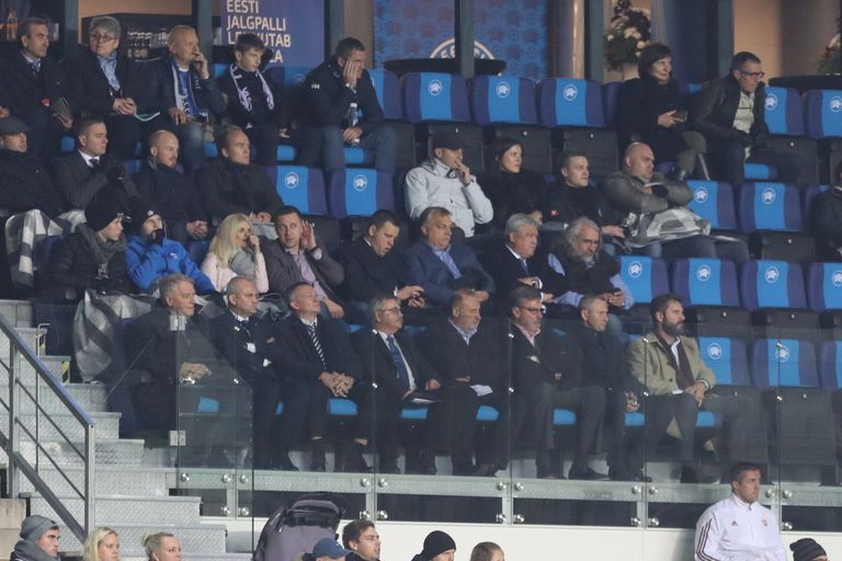 Ungari peaminister Viktor Orban istub Lilleküla staadioni VIP-tribüünil Eesti ametivenna Jüri Ratase vasakul käel.