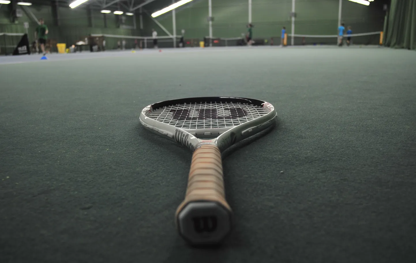 Tennisereket ootab mängijaid.
