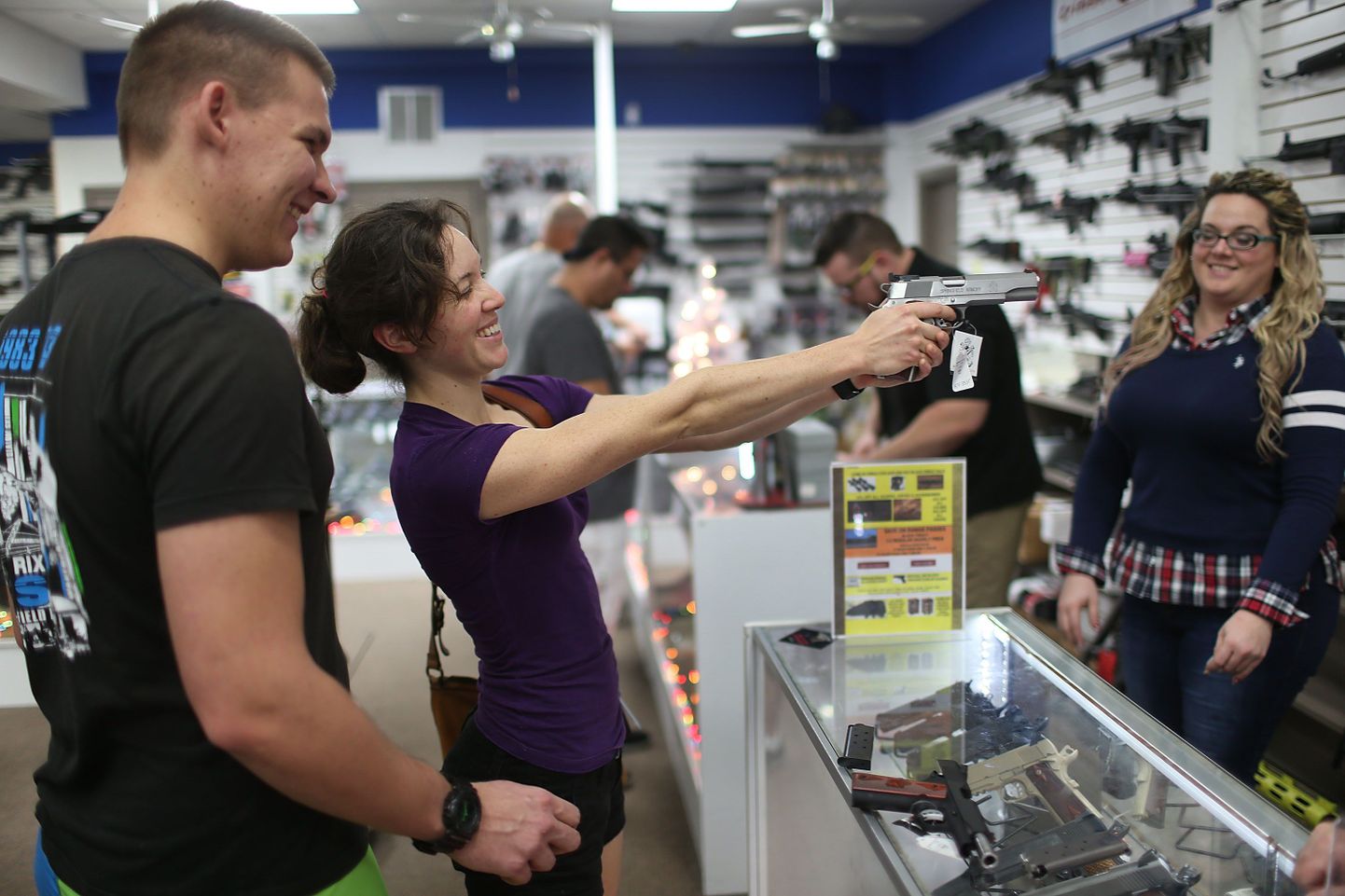 Obama soov relvaseadust muuta paneb ameeriklased investorite arvates rohkem relvi ostma. Pildil kliendid Florida relvapoes jõuluoste sooritamas.