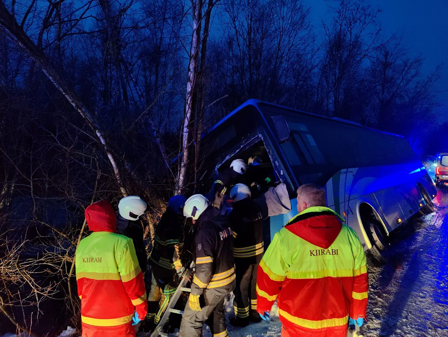 Saaremaal Paevere külas sõitis kraavi õpilasi vedanud koolibuss.
