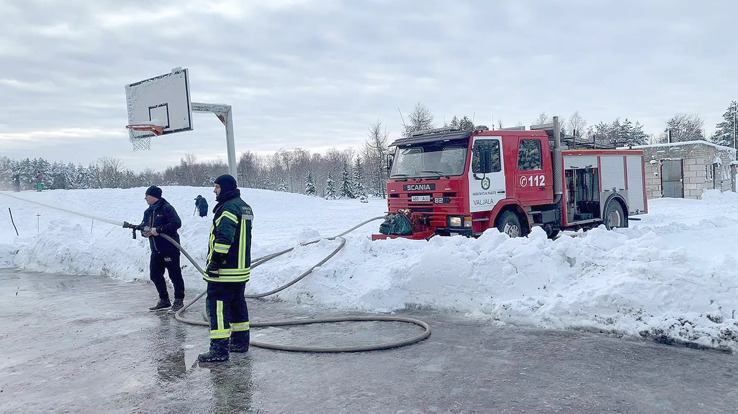 VALJALA VABATAHTLIKE nimekirja kuulub 19 inimest, kellest kõik aktiivsed ei ole, kuid kes parasjagu oma kodukohas on, tulevad vajadusel ikka appi. Kasvõi lastele liuvälja rajamiseks.