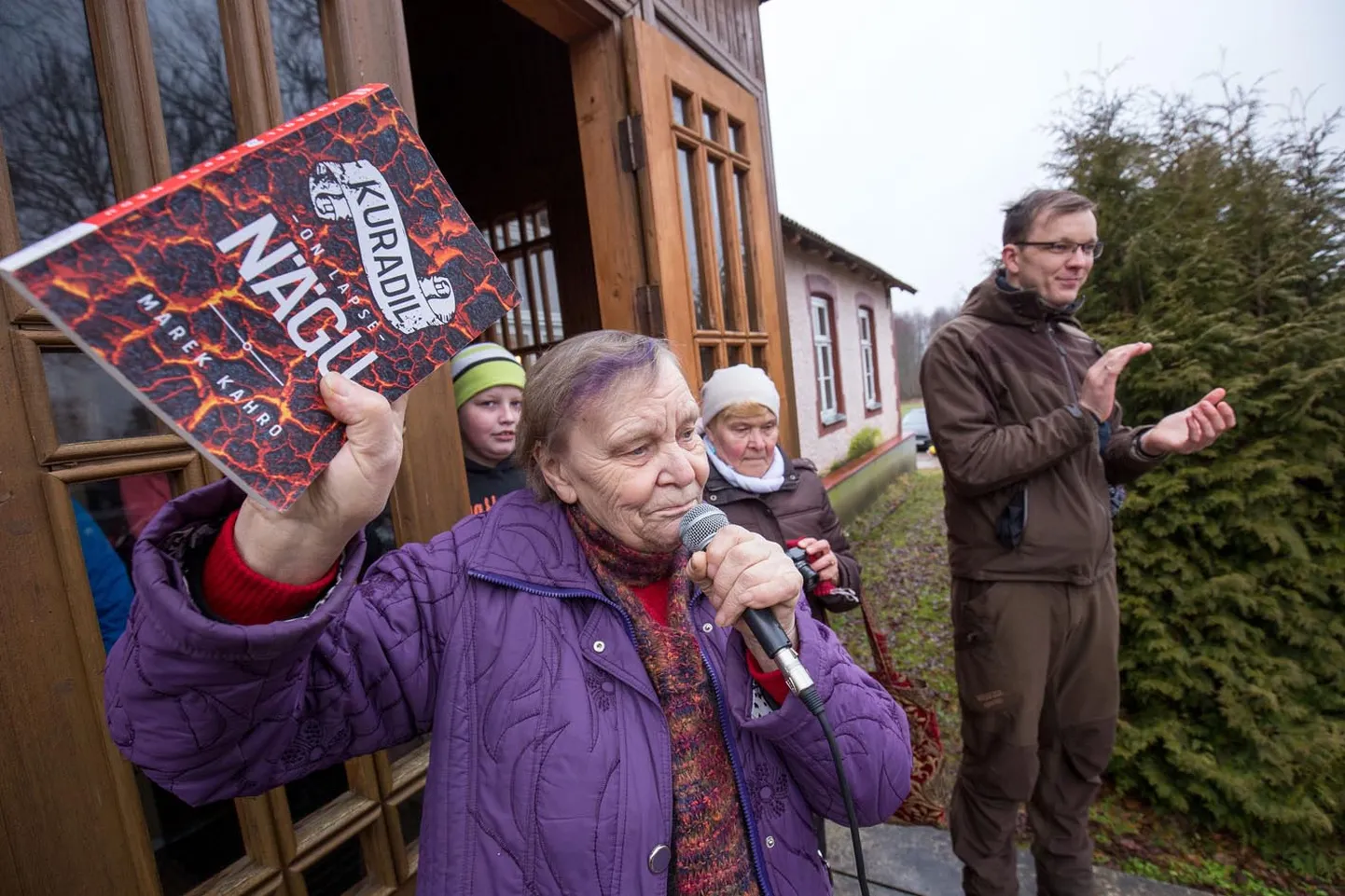 Age-Li Liivak teatab, et rahva eelmise aasta lemmik oli  ja seega A. H. Tammsaare lugejapreemiat väärib Marek Kahro põnevusromaan «Kuradil on lapse nägu».