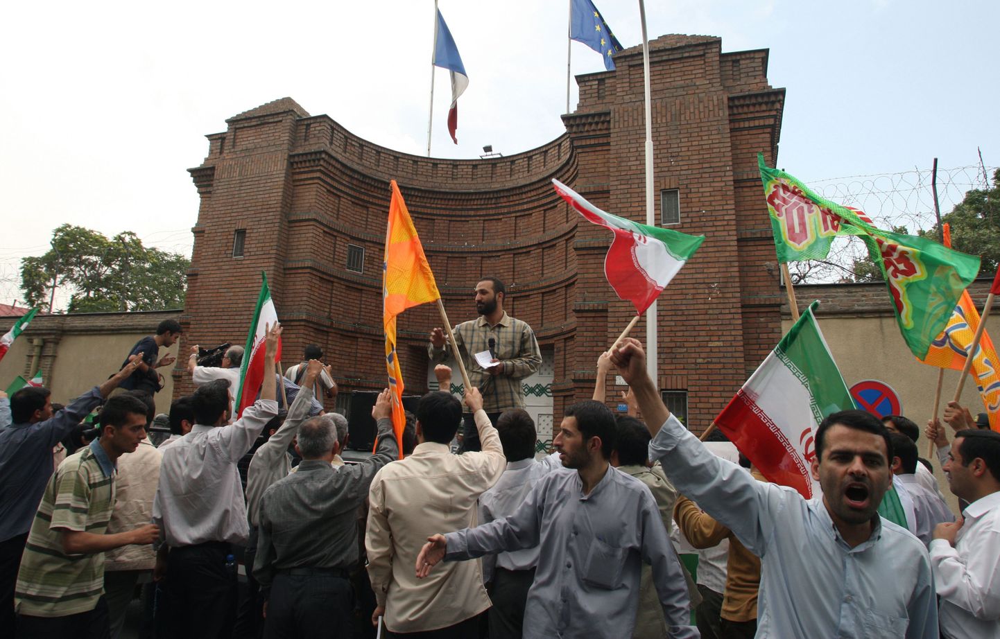 Iraanlased 2009. aastal Teheranis Prantsuse saatkonna ees protestimas.
