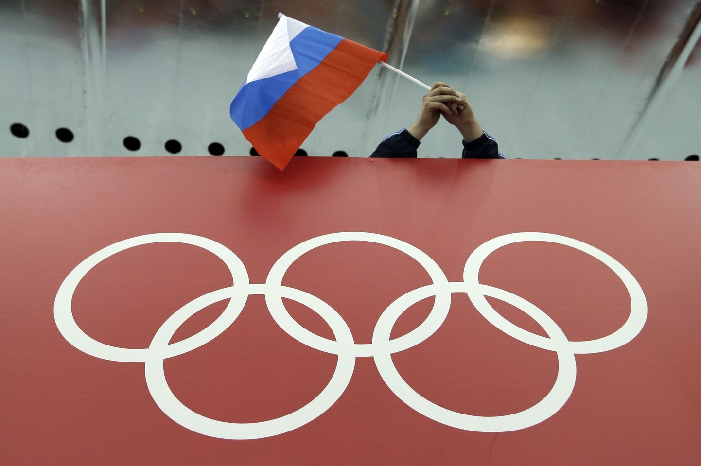 Krievijas karogs un olimpiskie riņķi
