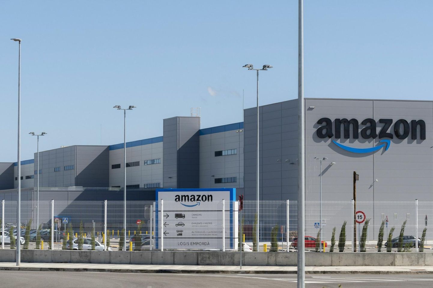 Teenuste turu mastaabiefekt loob eelduse firmade väga suureks kasvamisele, nagu näiteks Amazon. Pildil Amazoni uus logistikakeskus Hispaanias El Far d'Empordàs.