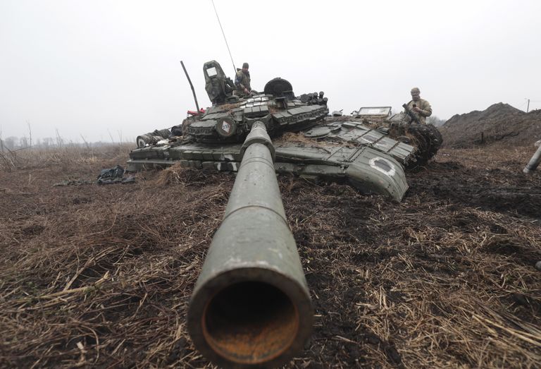 Ukraina sõdurid eile kontrollimas purustatud Vene tanki Kiievi lähistel.