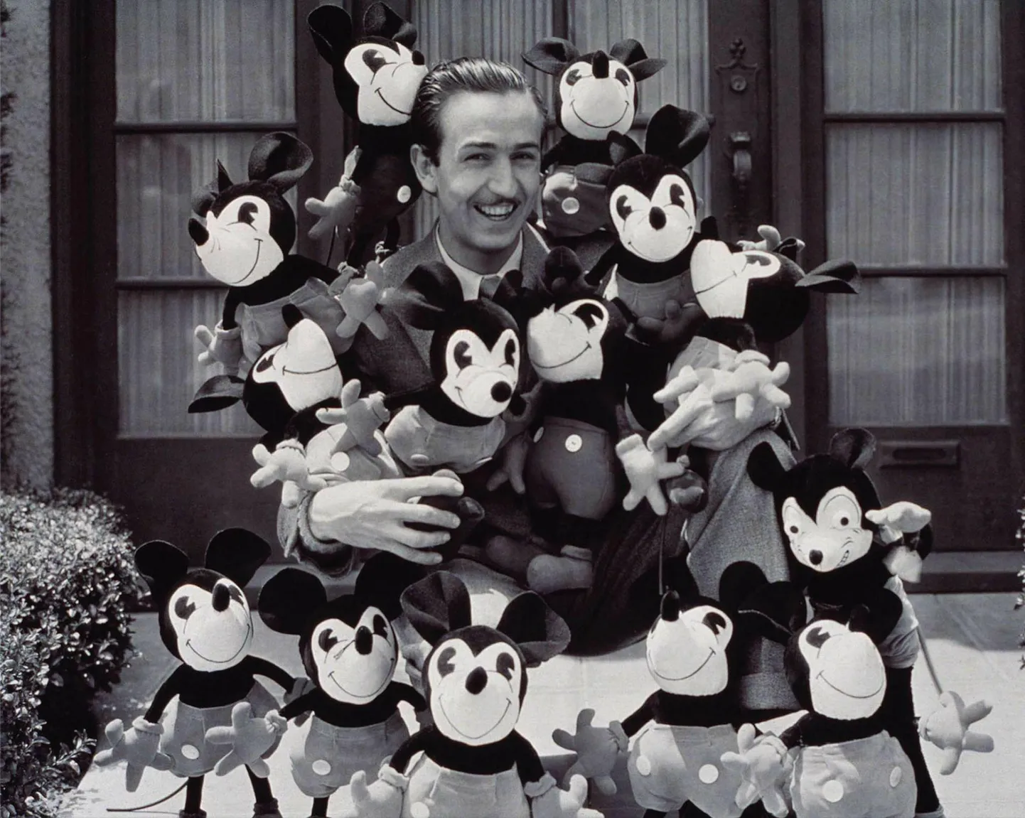 Walt Disney 1930. aastatel disainitud Miki-nukkudega.