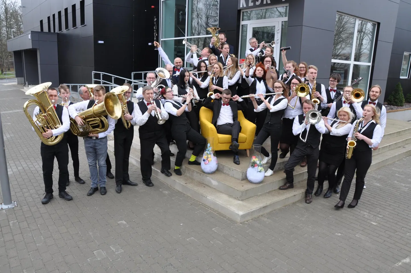 Tapa Linna Orkester, istub dirigent Priit Rusalepp.