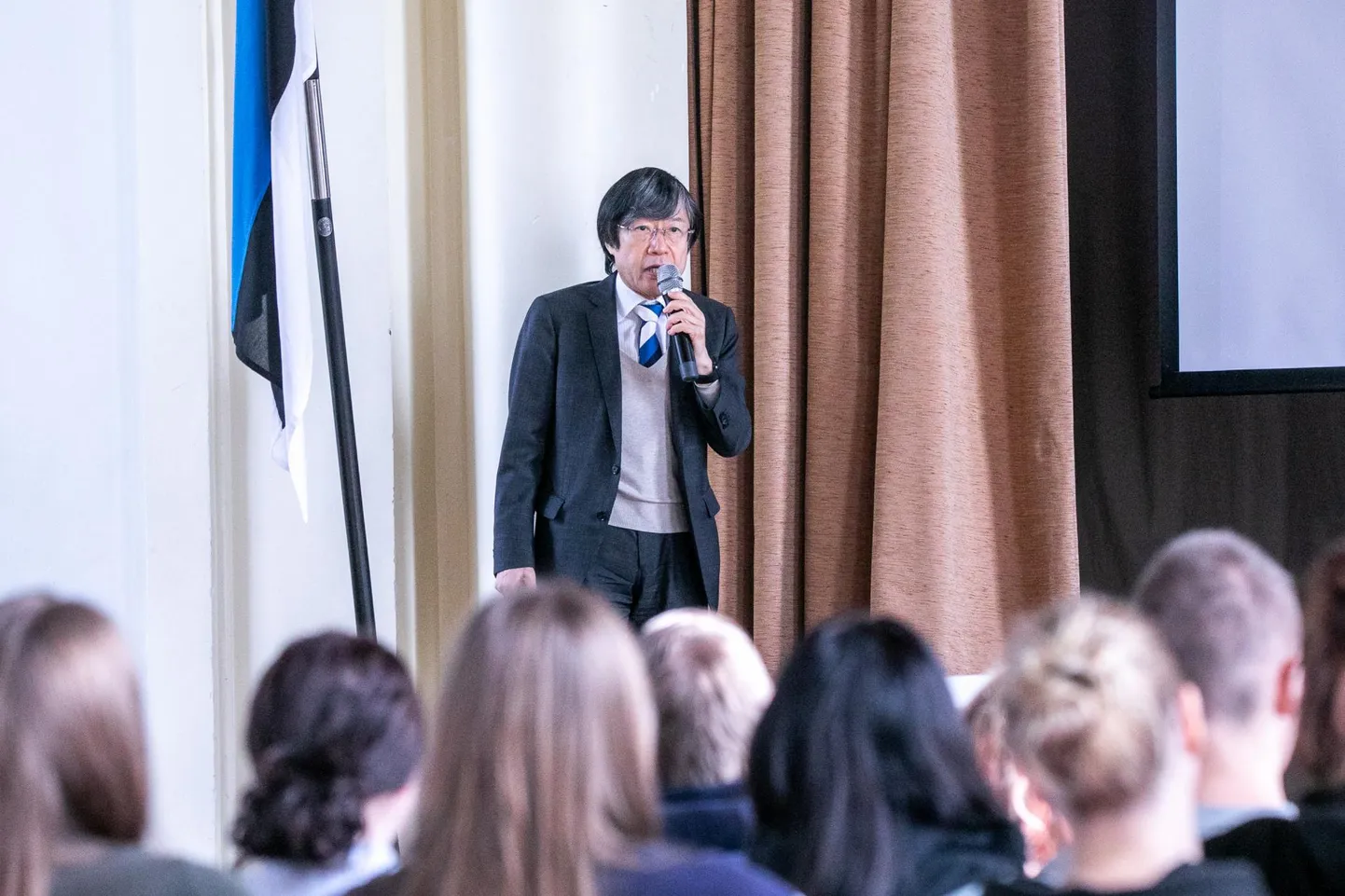 Rakvere gümnaasiumis Jaapani suursaadik Hajime Kitaoka.