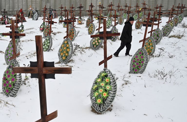 Могилы жертв массовых убийств в Буче. Январь 2023 года.