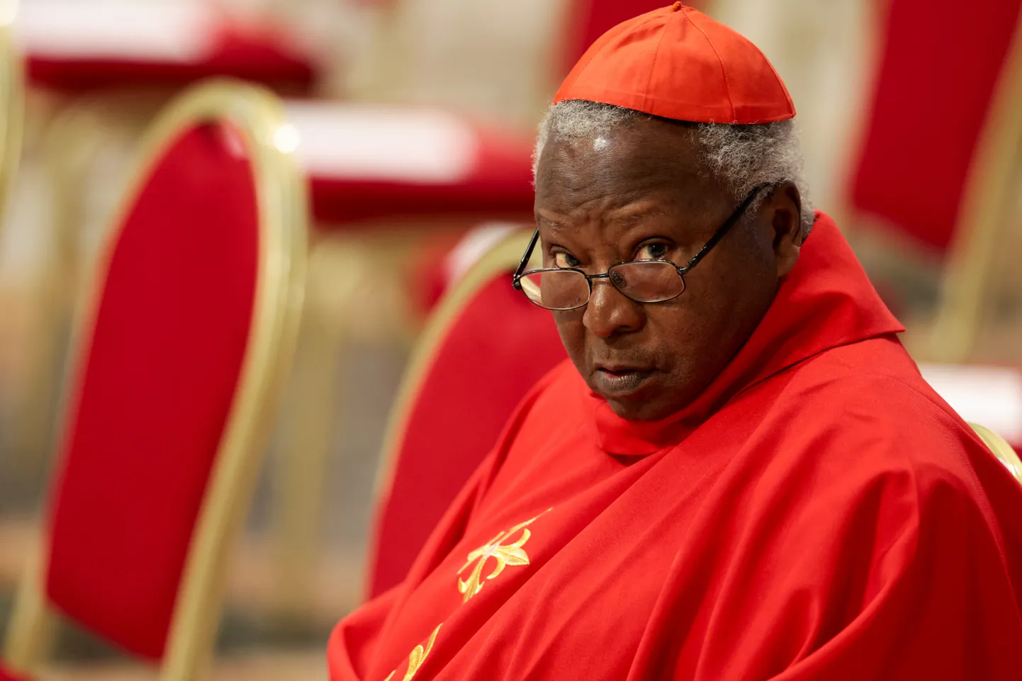 Kardinal Philippe Ouedraogo osales 1. mail 2025 paavst Franciscuse mälestusmissal Vatikani Püha Peetruse basiilikas. See kardinal võidakse konklaavist välja jätta, kuna ta ei tea oma täpset vanust.