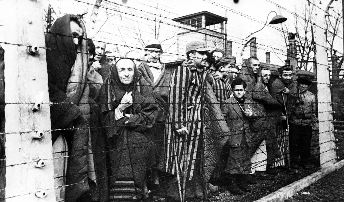Hävitamisest pääsenud Oświęcimi (Auschwitzi) koonduslaagri vangid, kes vabastati Punaarmee poolt 1945. aasta jaanuaris.