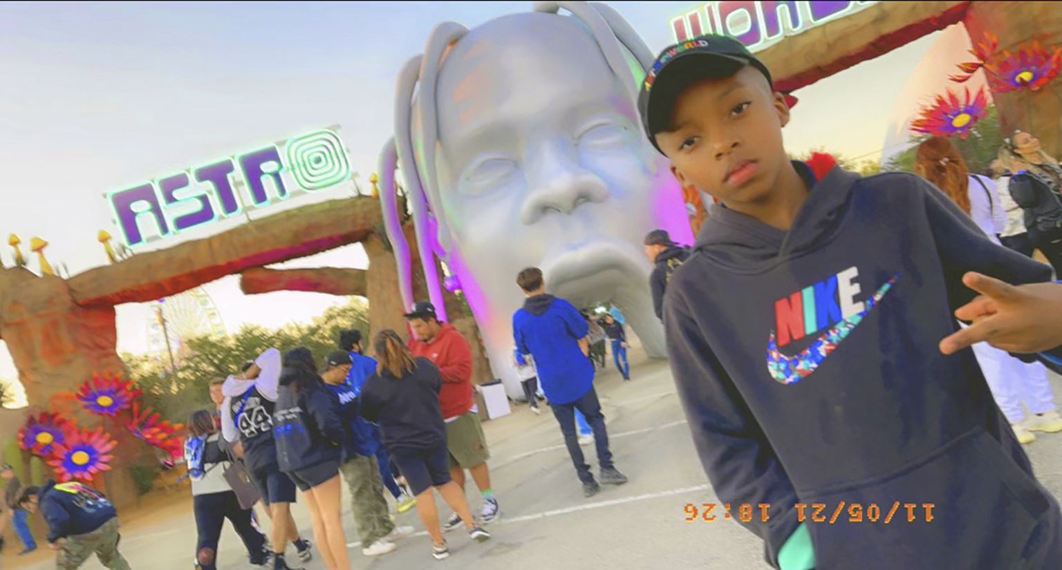 Üheksa-aastane Ezra Blount poseerimas 5. novembril Texases Houstonis Astroworldi muusikafestivali väravas. Poiss ja ta isa läksid kuulama räppar Travis Scotti kontserti. Poiss suri, isa sai vigastada