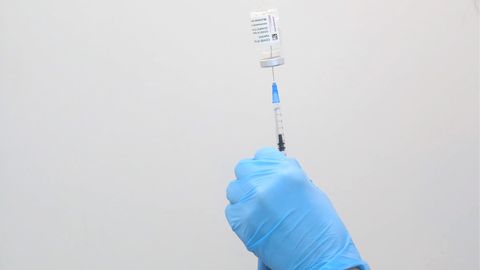 Latvija saņēmusi vakcīnu devas, kas pielāgotas šīs sezonas cirkulējošajiem Covid-19 paveidiem