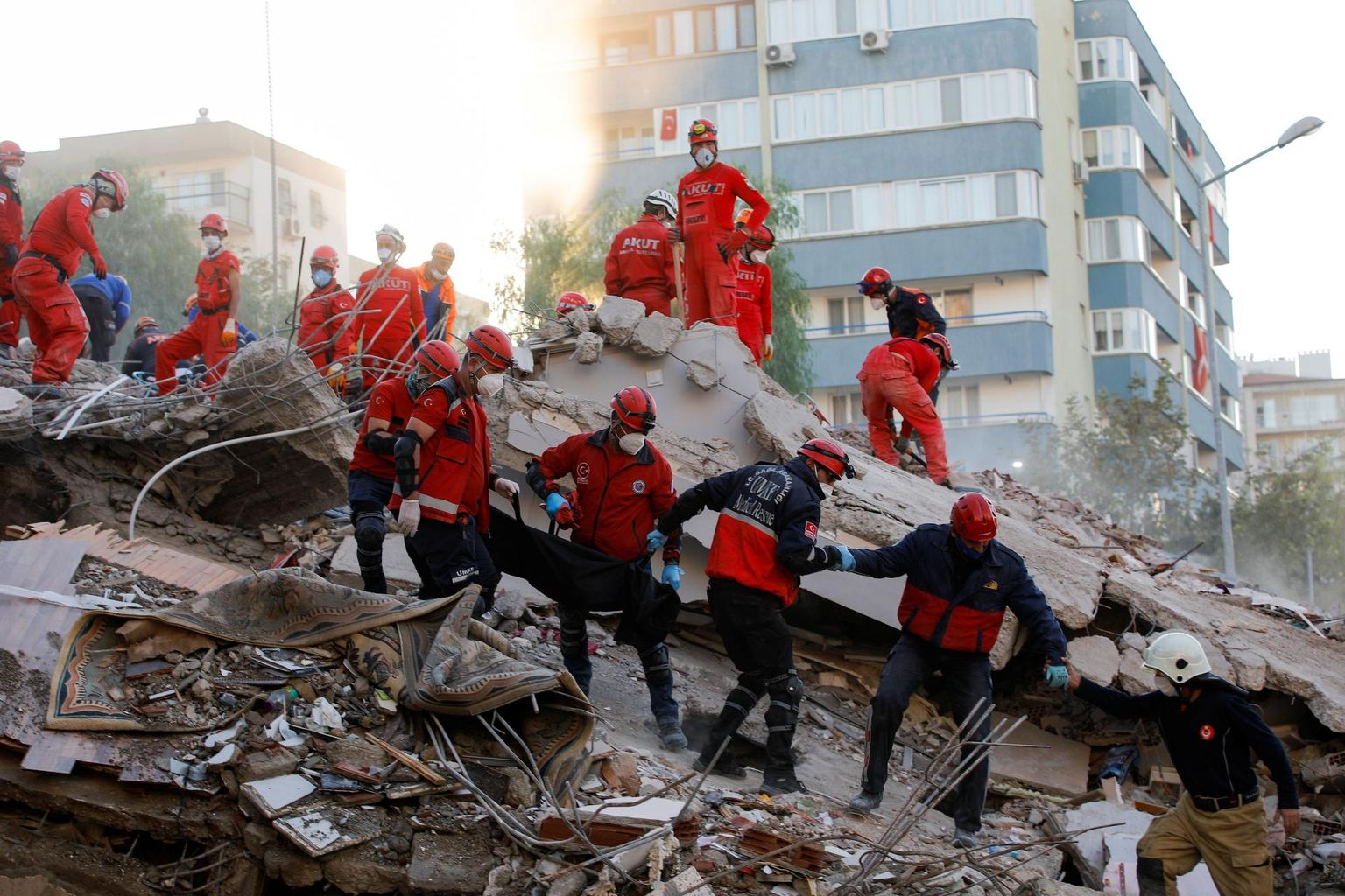 Päästjad üritavad Izmiris veel rusude alt ellujäänuid leida.