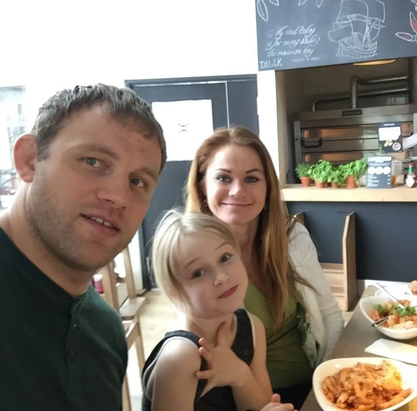 Heiki Nabi (paremalt), Renata Nabi ja Egle Eller-Nabi.