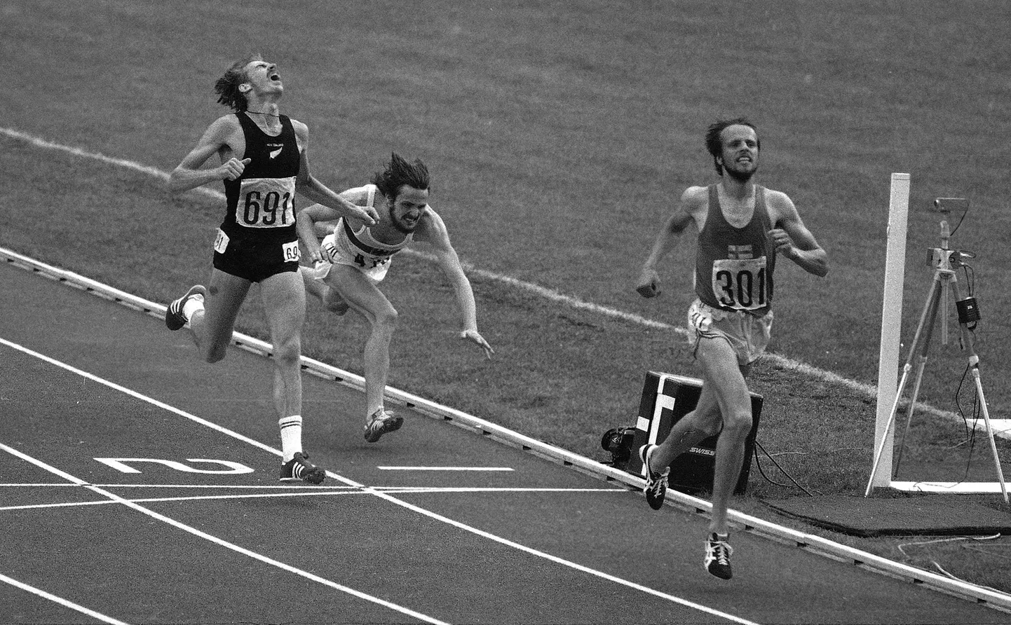 Laase Virén (paremal) 1976. aastal Montreali olümpial ületamas esimesena 5000 meetri jooksu finišijoont.