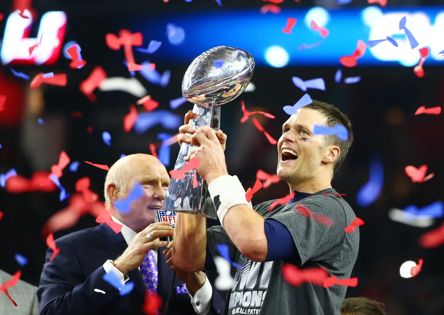 17 000 elanikuga väikelinnas asuv NFL-i meeskond New England Patriots võitis ööl vastu esmaspäeva Super Bowli. Fotol on karikat kättesaamas meeskonna suurim täht Tom Brady.