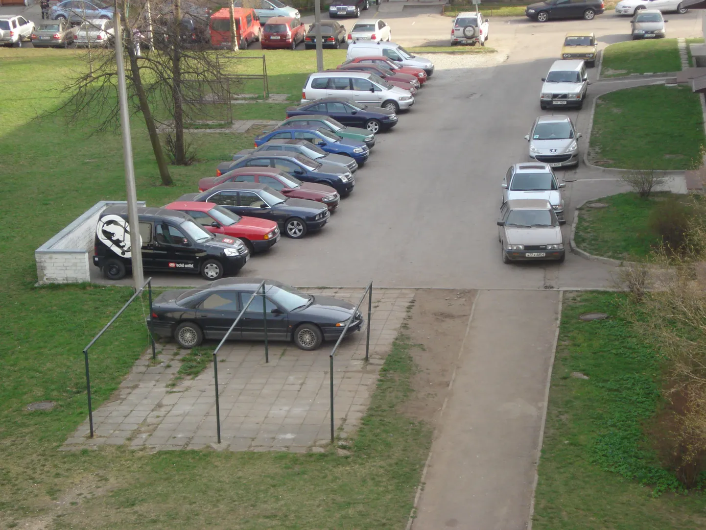 «Selline on parkimiskultuur Mustamäel. Juba pikemat aega kasutab keegi parkimiseks platsi, mis mõeldud pesude kuivatamiseks,» kirjutas lugeja.