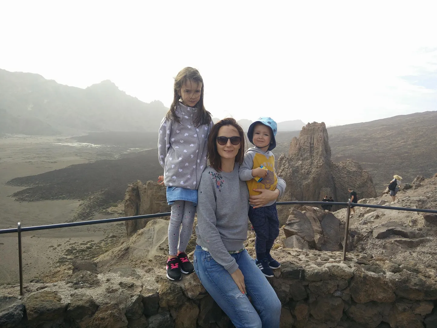 Olga Golikova koos tütre ja pojaga Tenerifel.