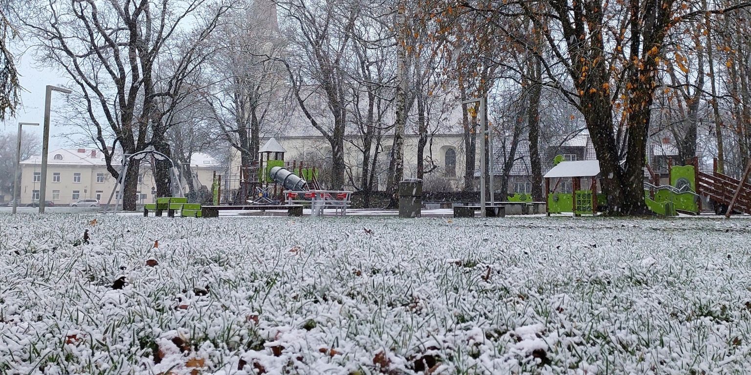 Lumine hommik Jõhvi kesklinnas kolmapäeval, 16. novembril.