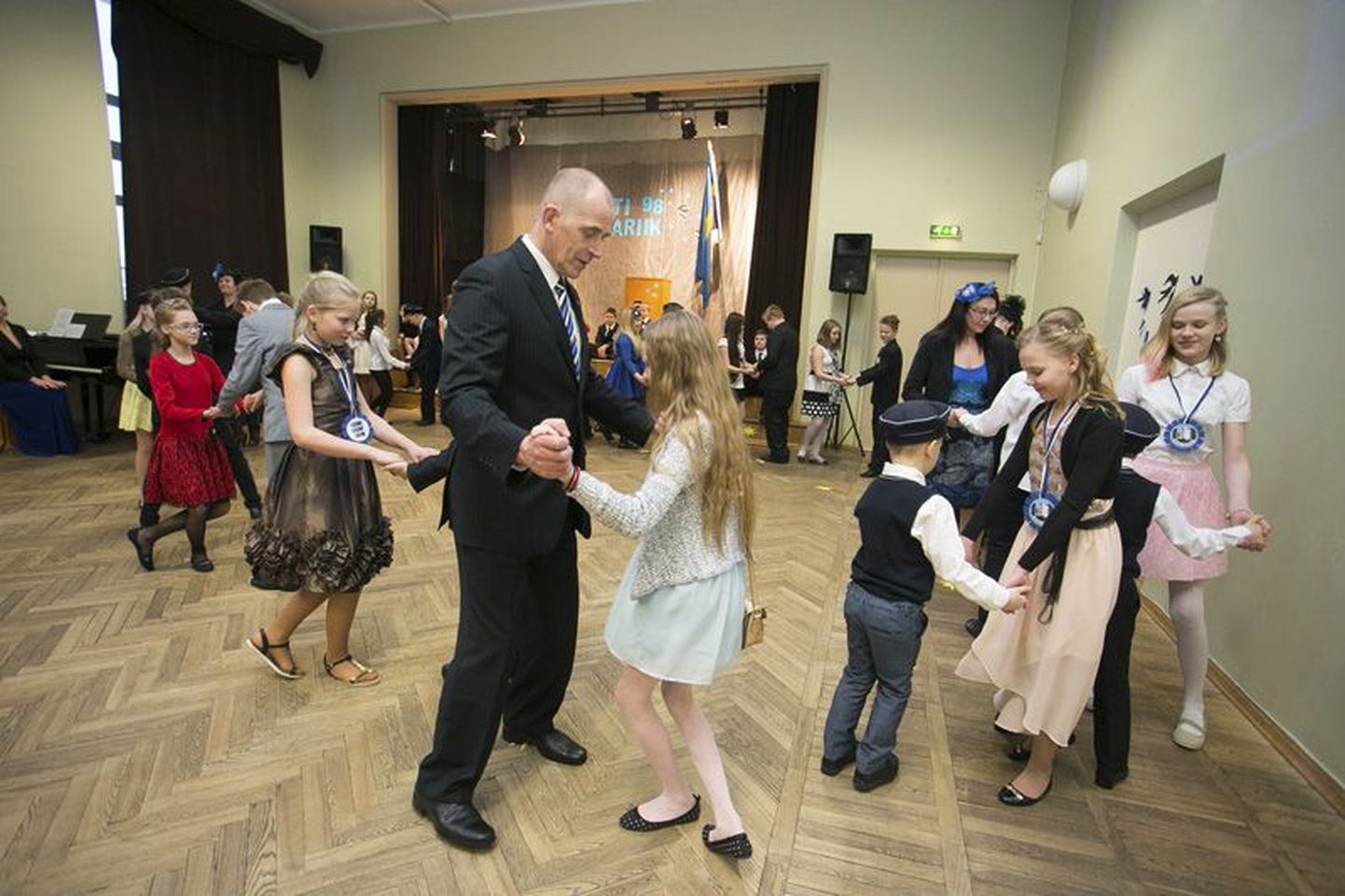 Õpilased võtsid tantsima ka koolidirektor Aivar Pardi.