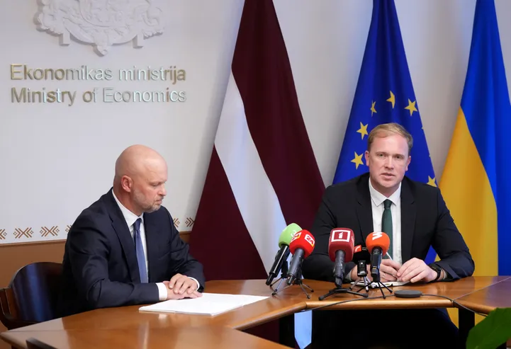 "Tet" valdes priekšsēdētājs Uldis Tatarčuks (no kreisās) un ekonomikas ministrs Viktors Valainis piedalās mediju brīfingā pēc tikšanās, kurā ministrs uzklausīja SIA "Tet" padomes un valdes, kā arī publisko aktīvu pārvaldītāja "Possessor" ziņojumus par uzņēmuma rīcībā esošo informāciju saistībā ar kiberincidentu Ceļu satiksmes drošības direkcijā un pārrunāja "Tet" veikto iekšējo izmeklēšanu.