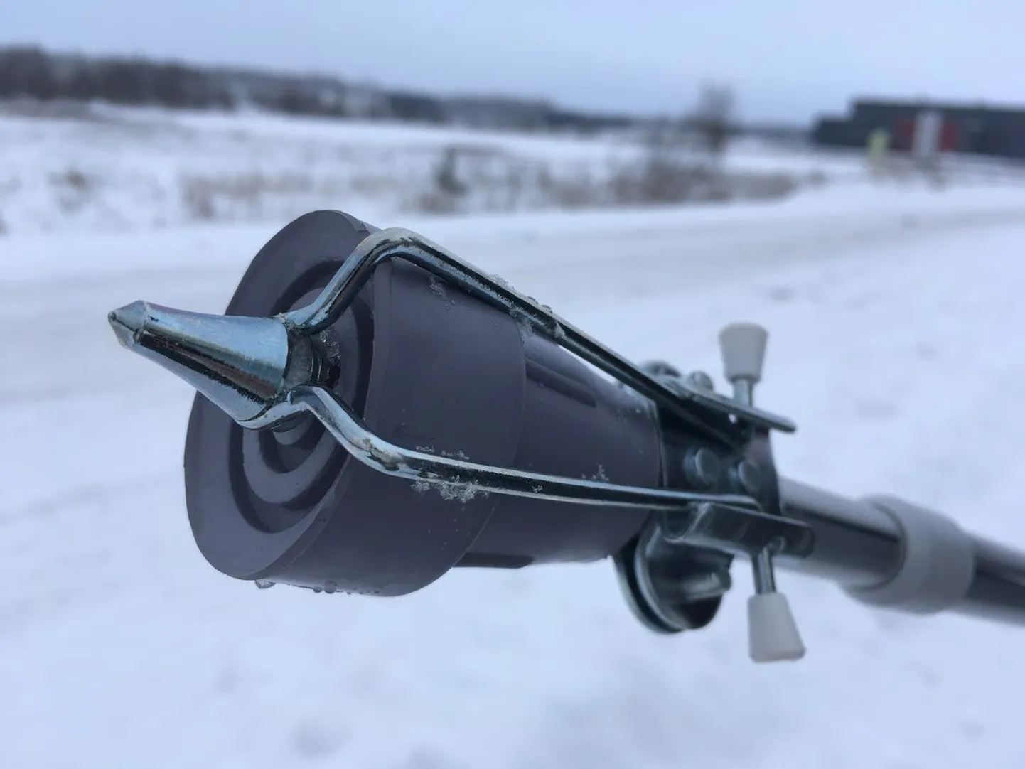 Jäisel ja lumisel pinnasel liikudes tasuks kepile või kargule kinnitada ka jääteravik,