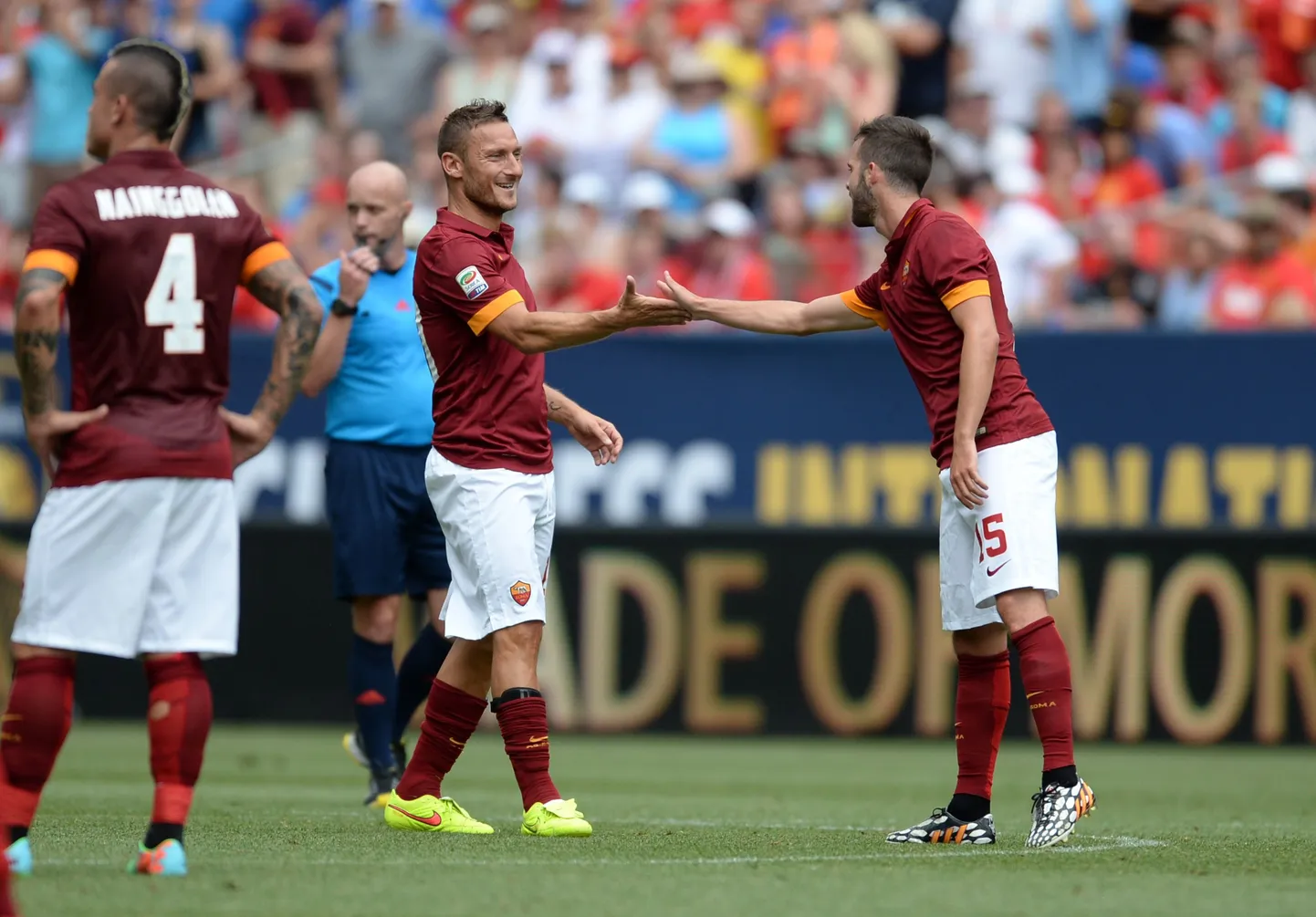 Miralem Pjanic (paremal) võtab vastu õnnitlusi Roma kaptenilt Francesco Tottilt.