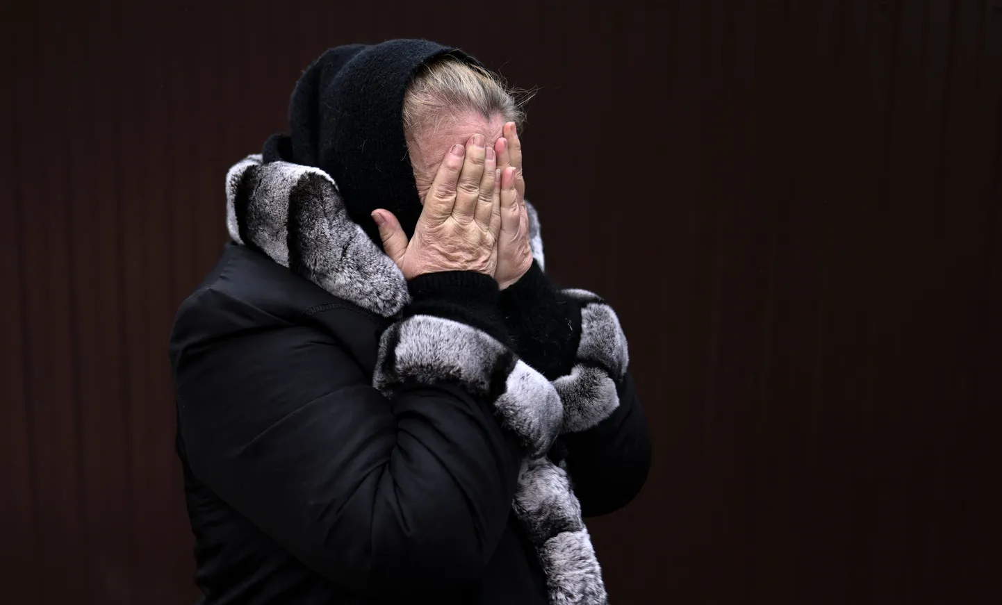 Жительница Бучи Татьяна Устименко оплакивает могилу своего сына.