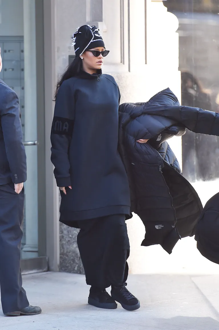 Rihanna armastab tähelepanu, ent selles riietuses on kõike liiga palju (BuzzFoto)