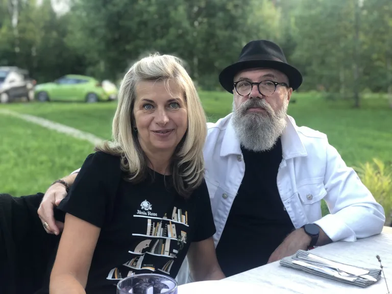 Arnis Veisbārdis ar kundzi Ilzi šovā "Gandrīz ideālas vakariņas"