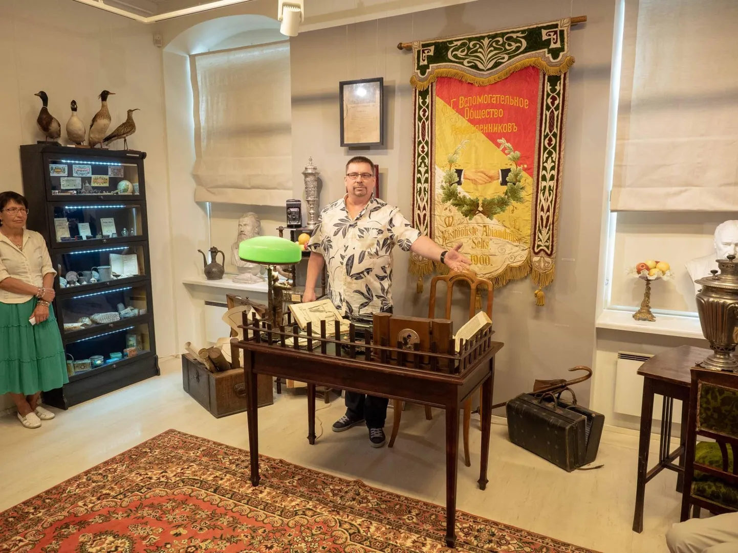 Näitus ”Viljandi muuseum 140” on pühendatud inimestele, kes on tegelnud Viljandimaa ajalooga ning jätnud sellesse oma jälje. Ekspositsioon on kujundatud anonüümse ajaloouurija-kollektsionääri kabinetina 1930. aastate teisest poolest. Fotol keskel on näituse koostaja Ain-Andris Vislapuu.