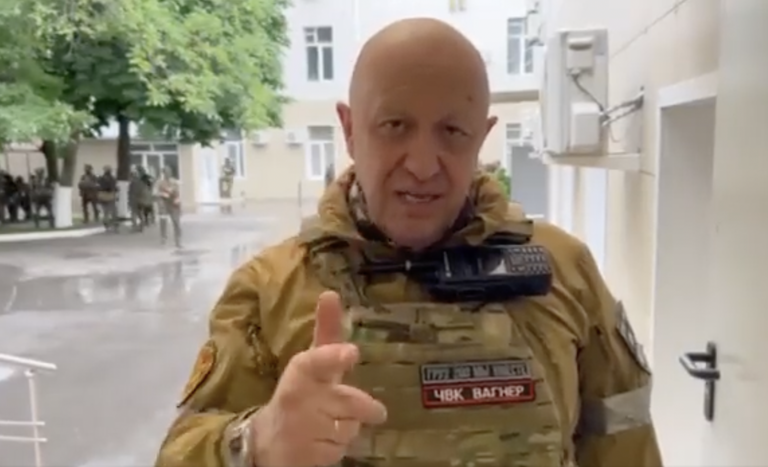 Евгений Пригожин в захваченном штабе Южного военного округа в Ростове-на-Дону утром 24 июня 2023 года.
