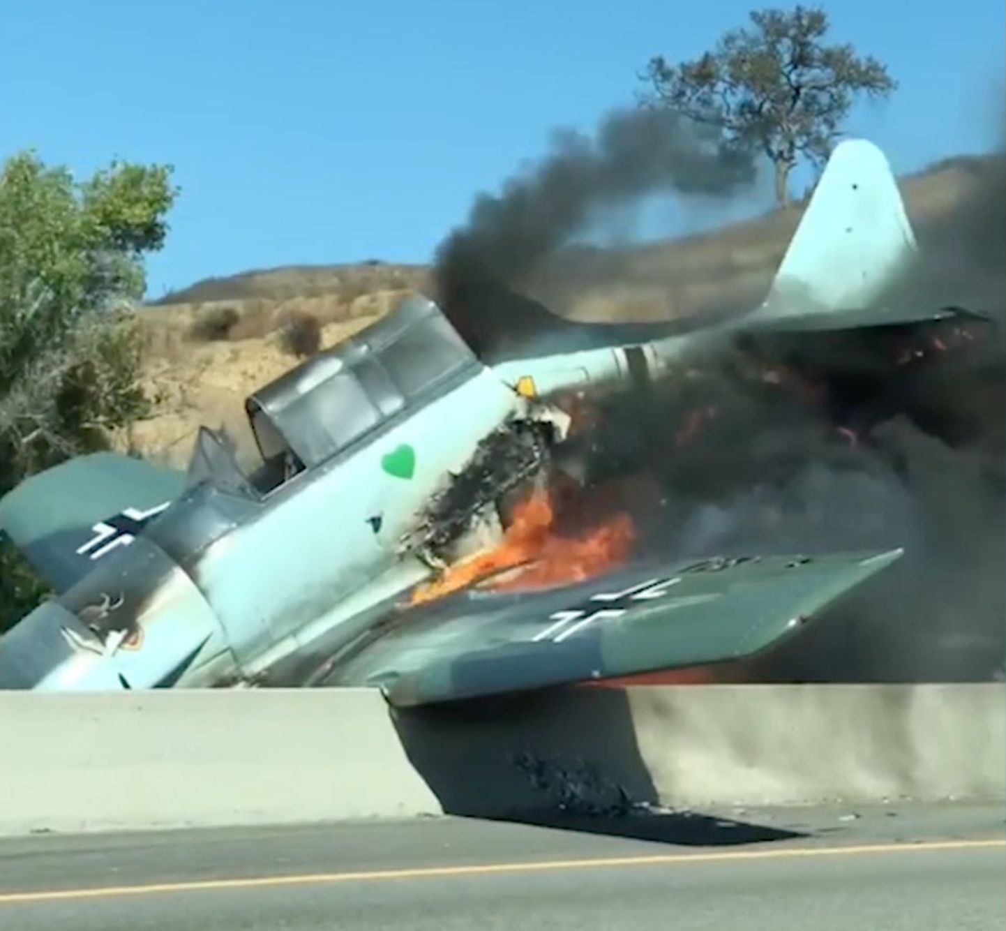Lõuna-California maanteele kukkunud Teise maailmasõja aegne lennuk.