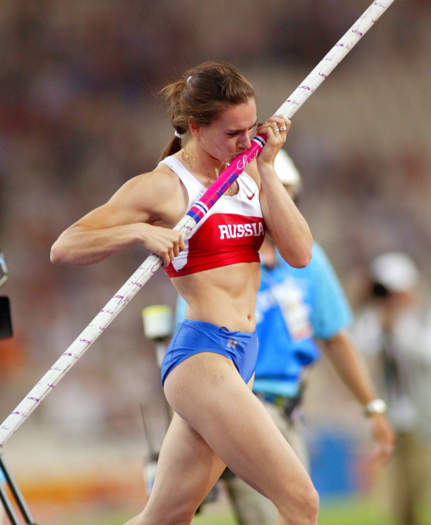 Vene teivashüppaja Jelena Issinbajeva võistles 24. augustil 2004 Kreekas Ateenas, ületades kõrguse 4,91. Tema nimel on aastast 2009 naiste teivashüppe rekord 5,06 m