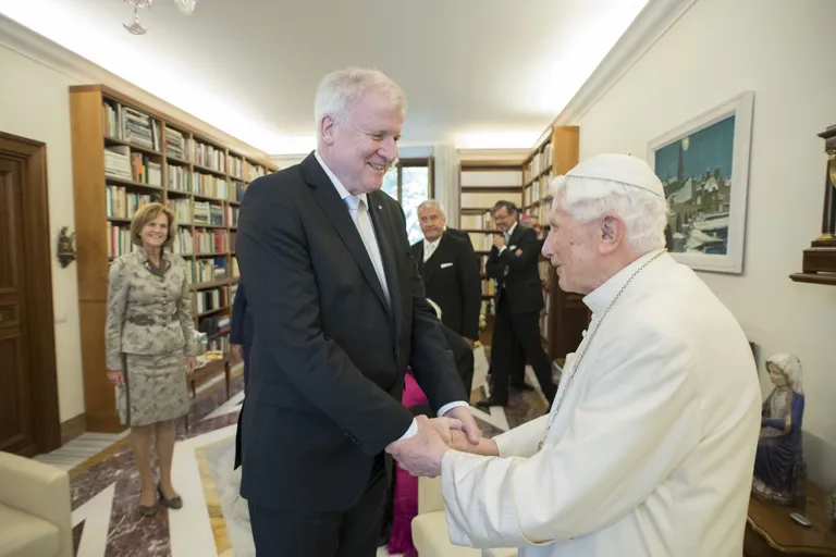 Vatikani saabunud õnnitlejate seas oli ka Baierimaa liider Horst Seehofer. Foto: Osservatore Romano / AP / Scanpix