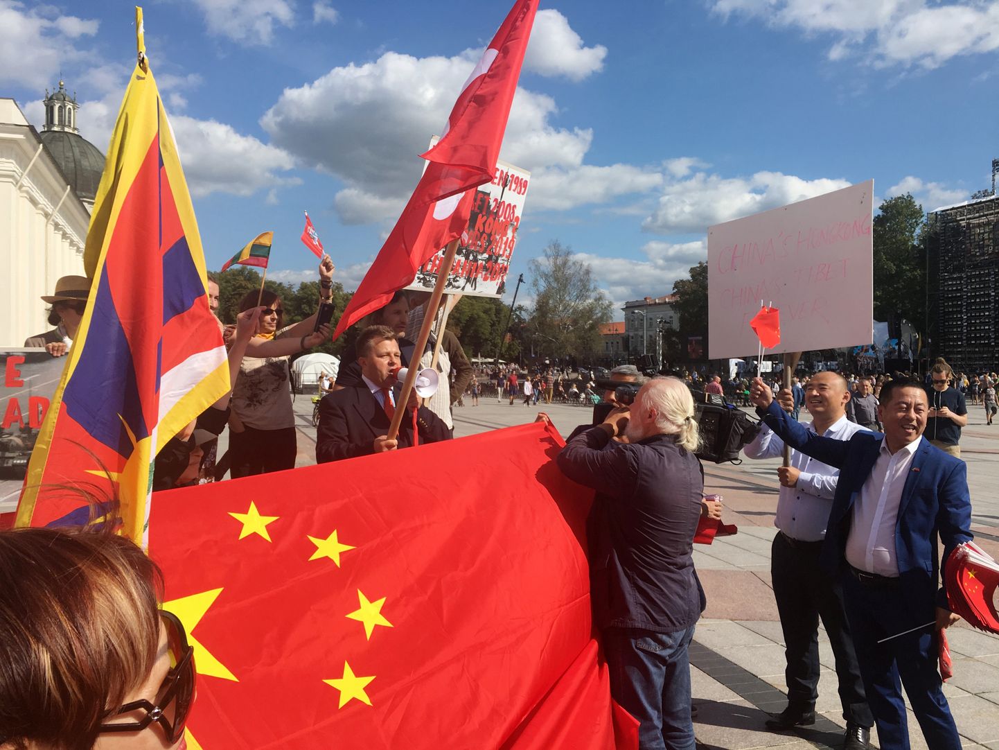 Intsident Hongkongi toetusmeeleavaldusel Vilniuses.