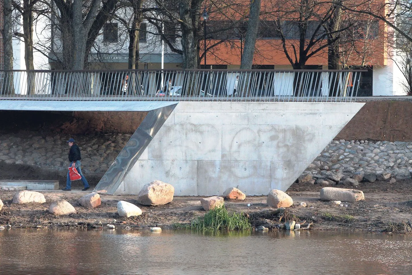 Ülejõe vaateplatvormile musta värvi ja inimesekõrguste tähtedega soditud sõna muutis hiljuti valminud betoonrajatise nii koledaks, et linn lasi värvi maha võtta.
