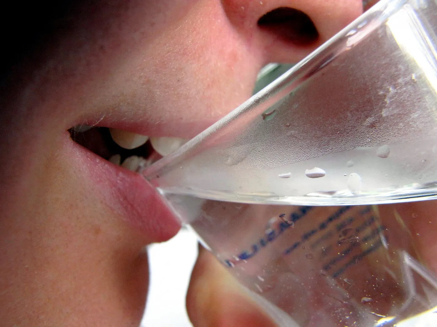 Joogivee fluoriidisisaldus on Eestis piirkonniti väga erinev. Näiteks Pärnus on see ülejäänud riigiga võrreldes üks kõrgemaid.