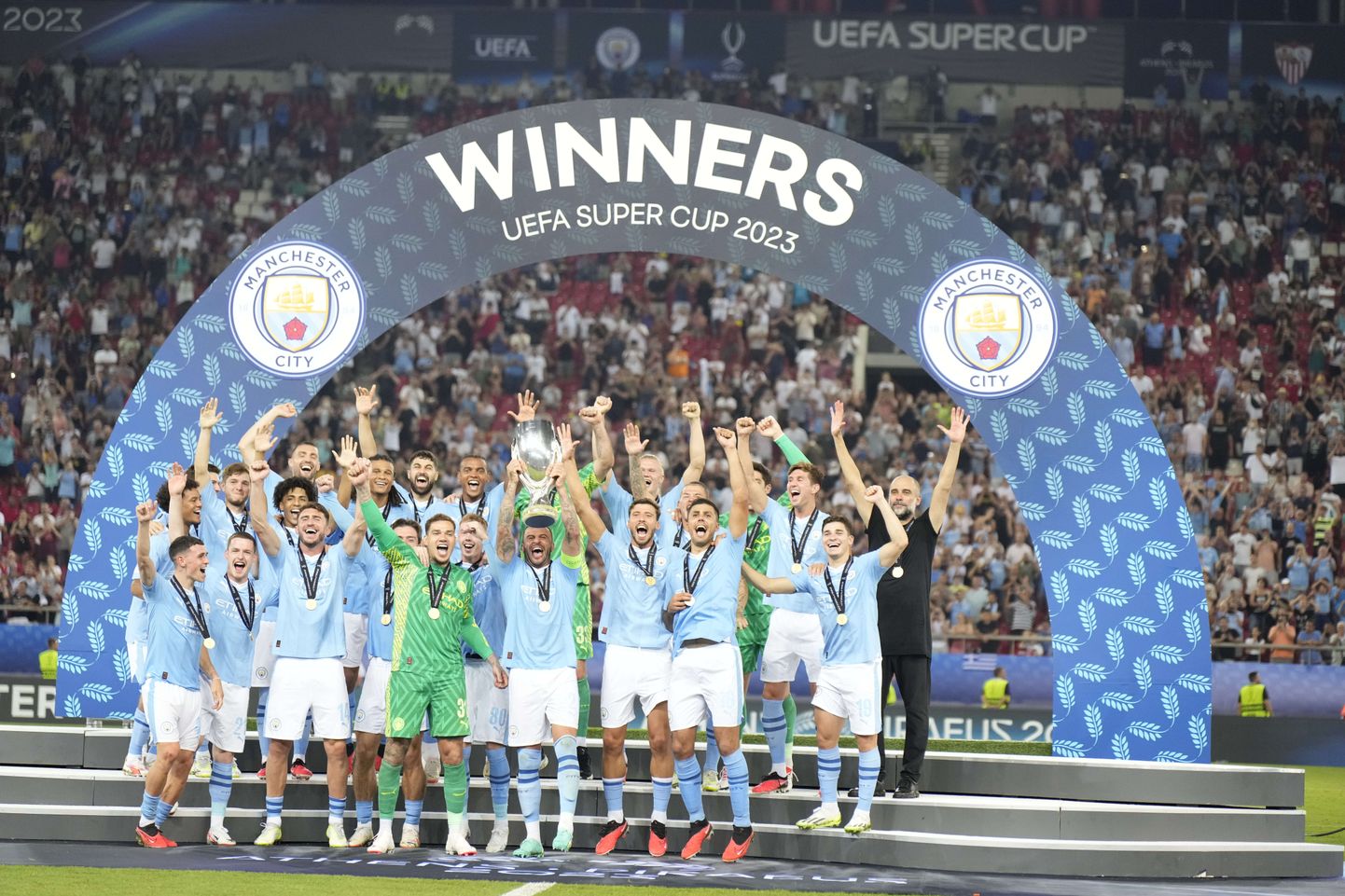 Manchester City mängijad Ateenas võidetud UEFA Superkarikaga.