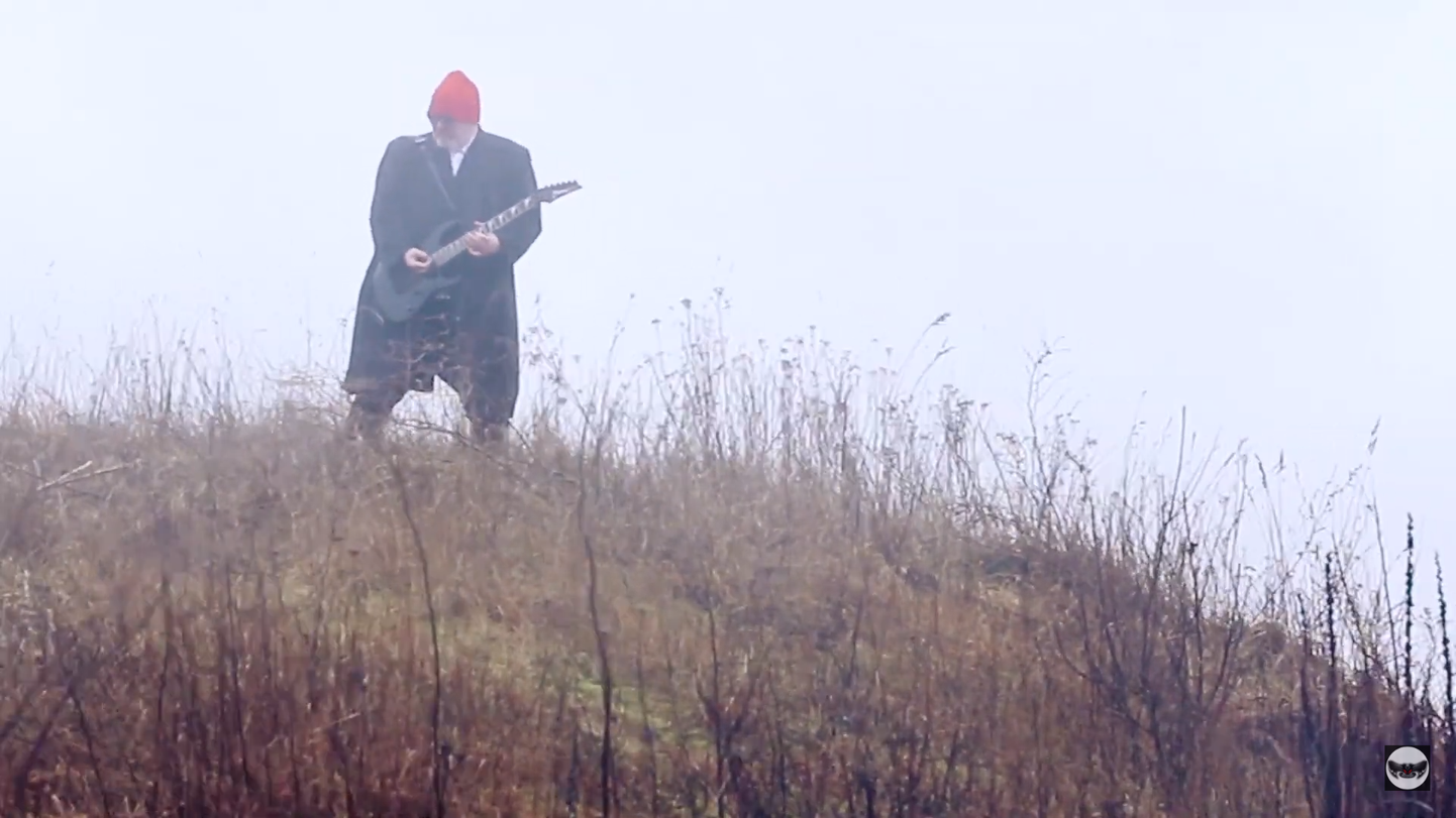 Kaader videost «Hoian sind veel», kus kitarrimängijal tuli tormituulega võidelda.